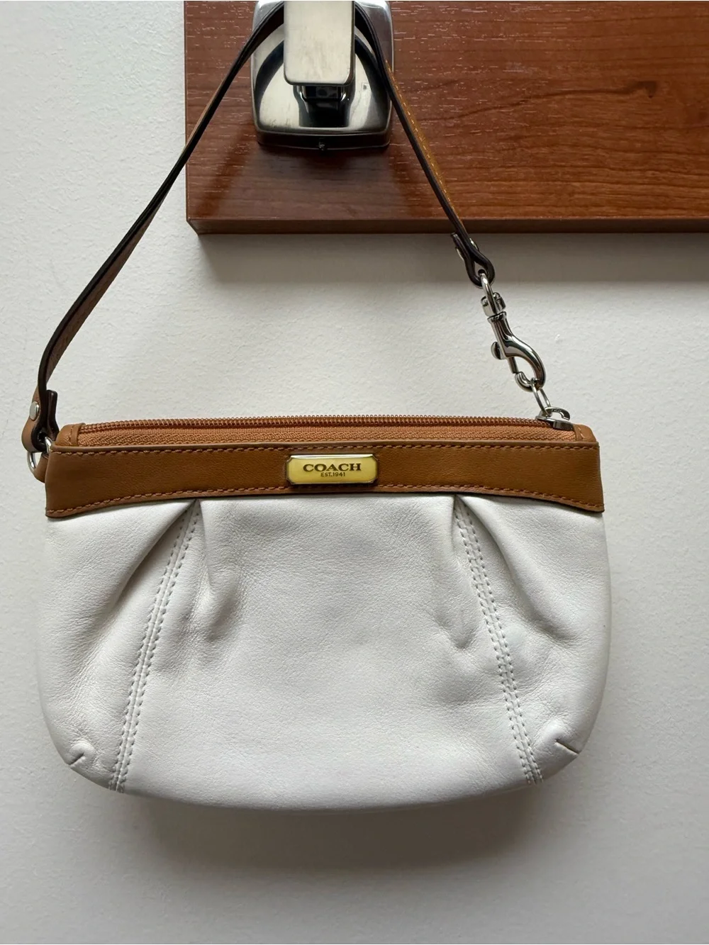 COACH SoHo Y2K White Leather Wristlet with Tan Trim EUC